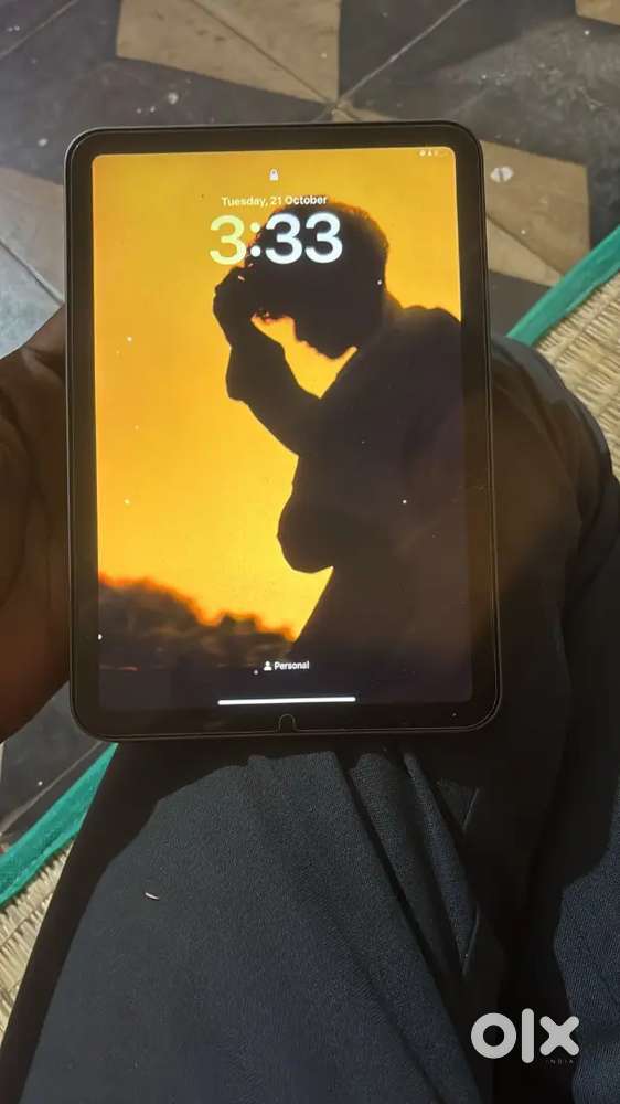 I pad mini 6 box & og Charger neat condition