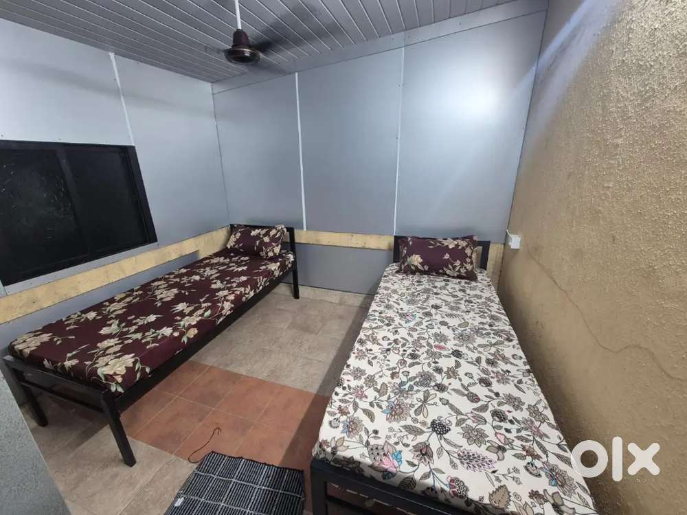 IN BORIVALI Pg available ac non ac premium furnished no brokerage