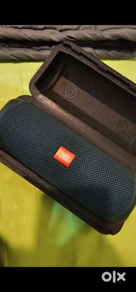 JBL FLIP 5 (with official hard case)