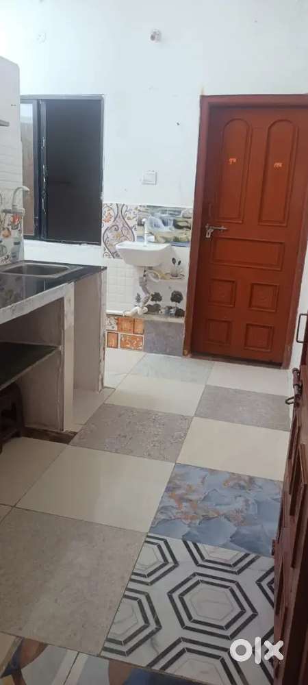 Room for rent in dwarkapuri phooti kothi ind rent 4200 (I'm in police)