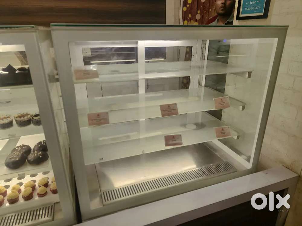 Cake display counter