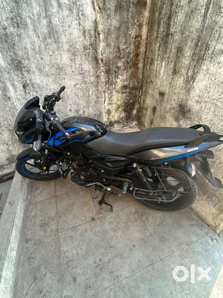 Pulsar 125 black and blue