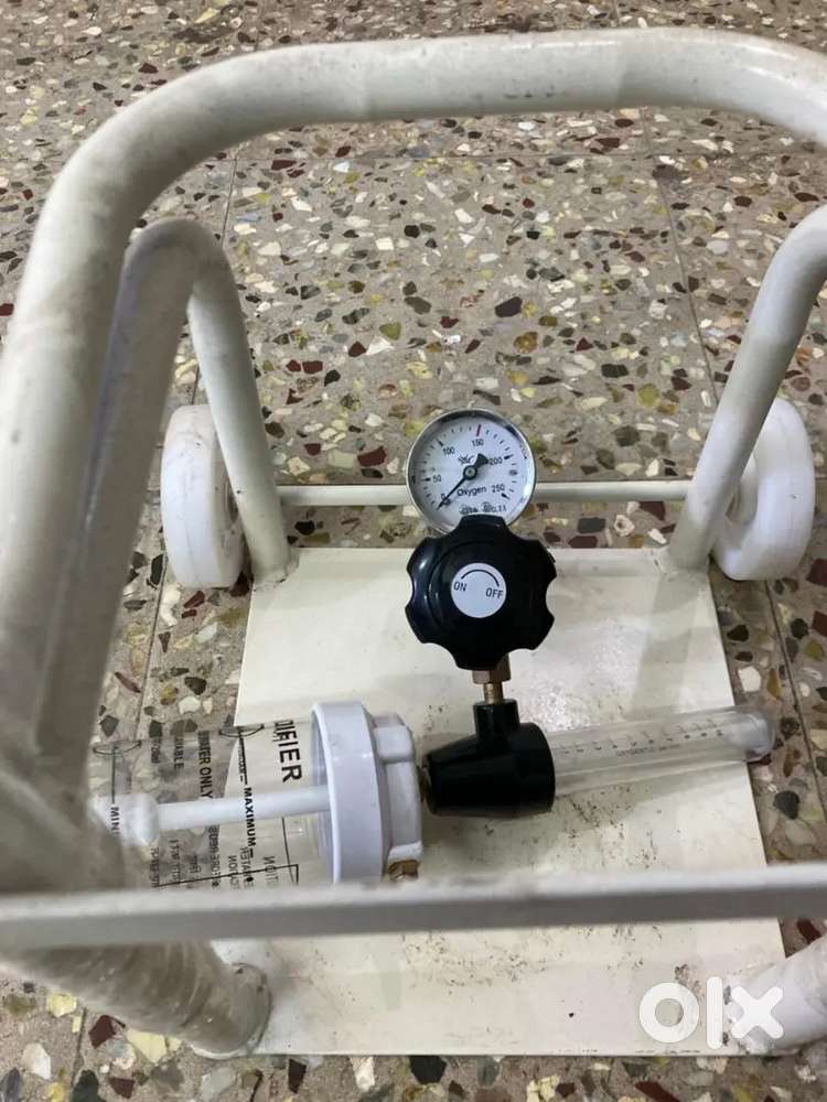 Medical Oxygen Regulator and B type Cylinder stand