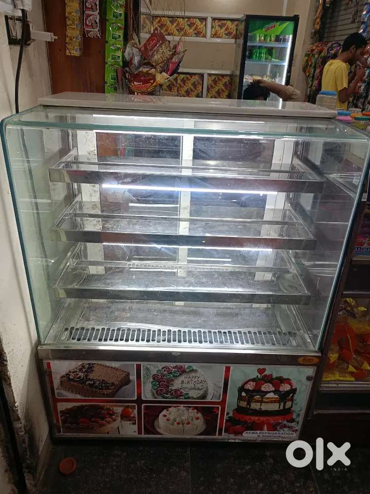 Cake display counter