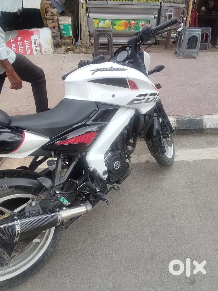 The 2016 Bajaj Pulsar NS200 features a 199.5cc,