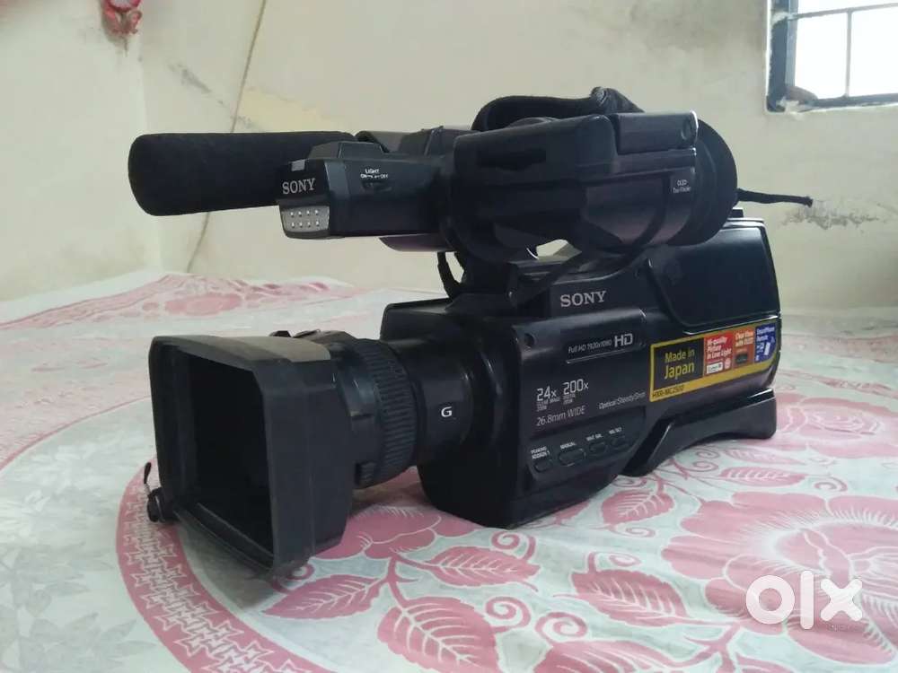 Sony hxrmc2500 full HD video camera,  battery charger , Good warking