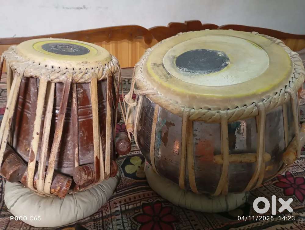 Tabla is good condition nice tabla. Free bag free hemmer free binnu
