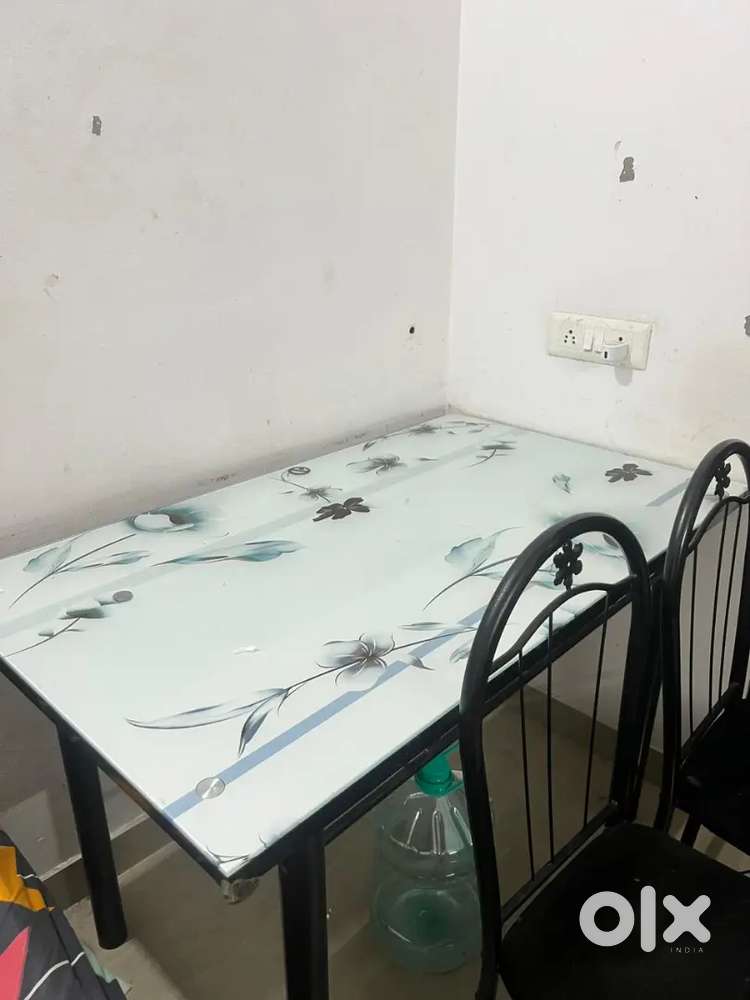 Daining table and four chair for sales