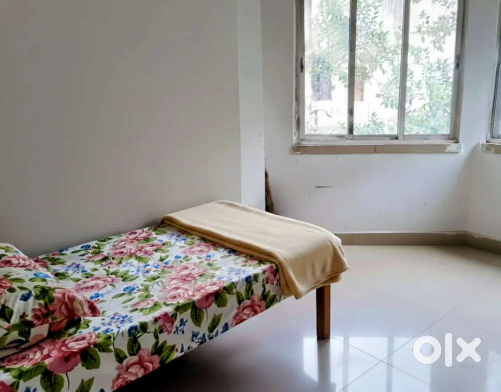 দুই জনের জন্য দুই টি বেড ফাঁকা আছে