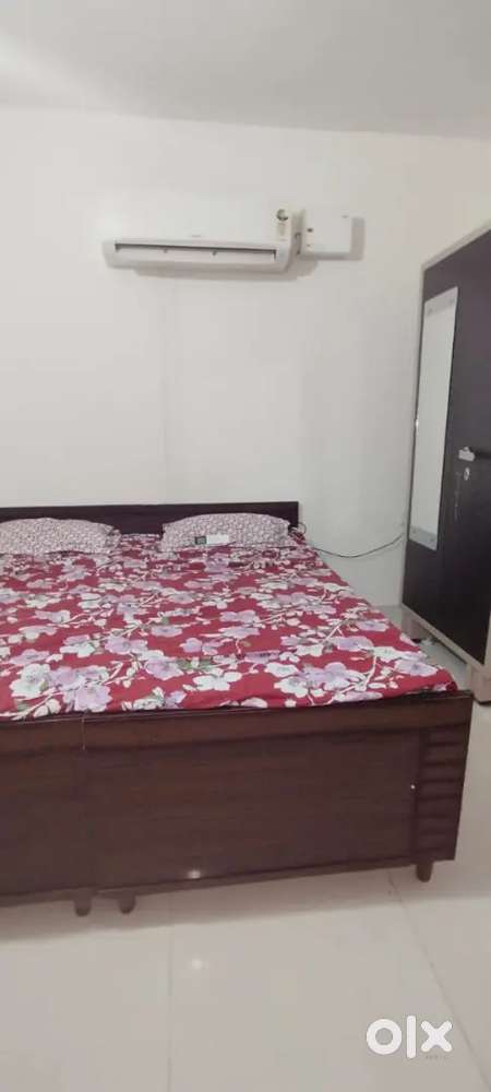 Furnished room for family nd girls
