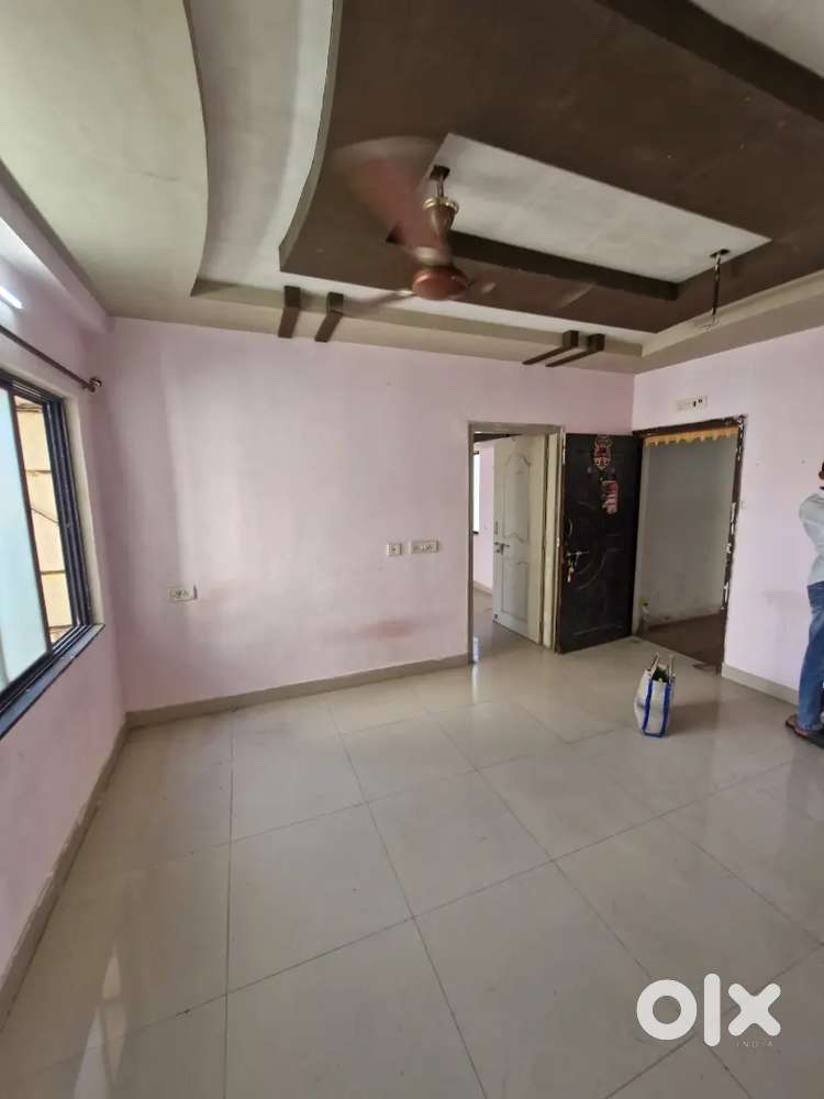 અંબર સિનેમા ની સામે લિફ્ટ તેમજ હવા ઉજાસ વાળો ફ્લેટ  વેચવાનો છે