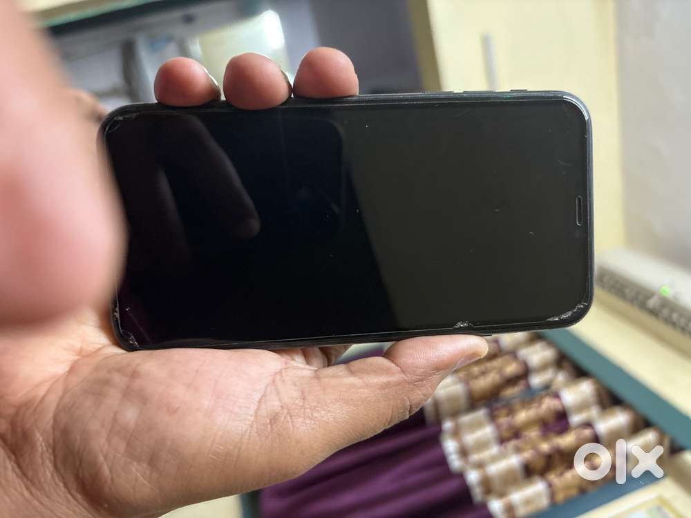 iPhone 11- 4GB; 64GB