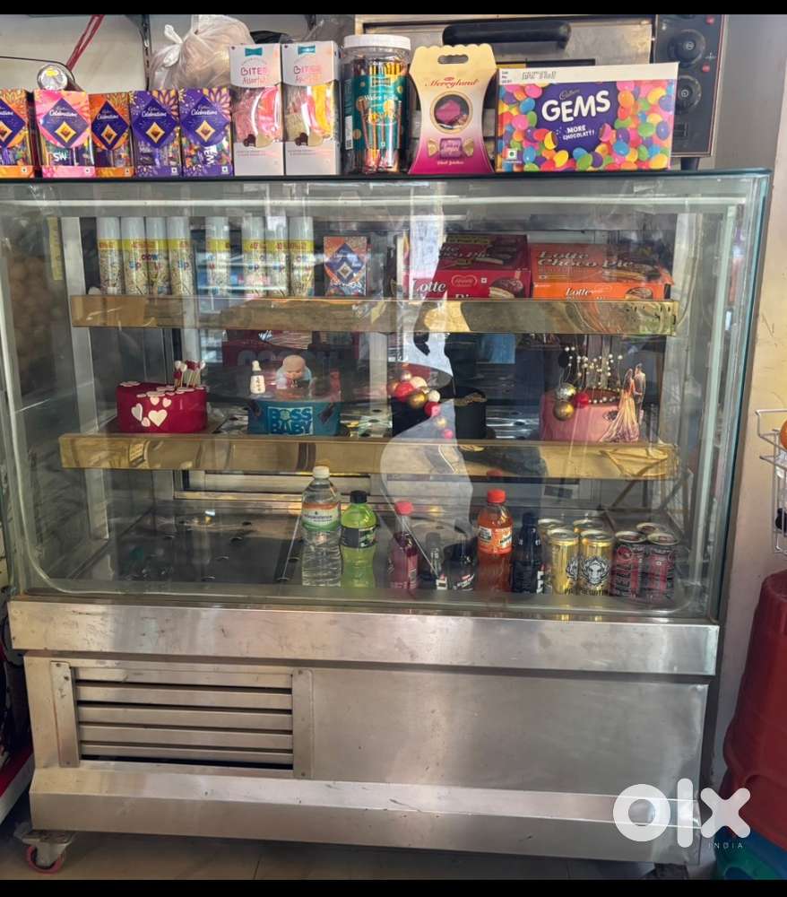 cake glass counter