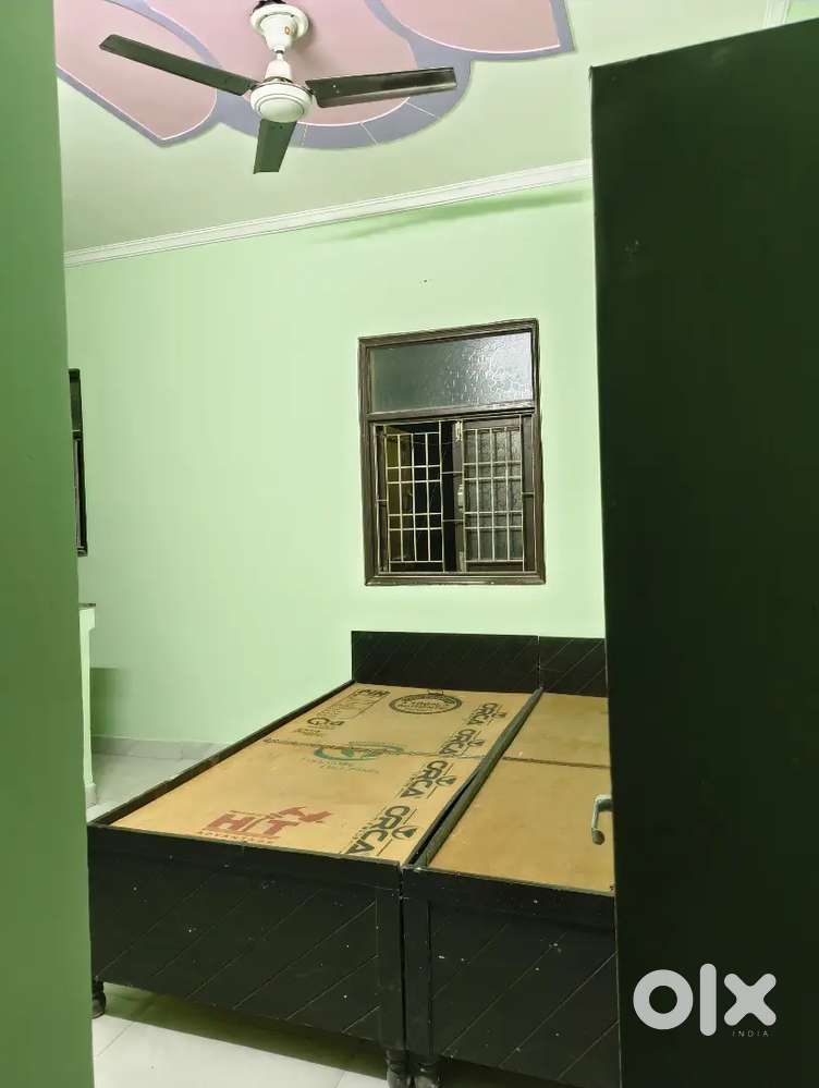 1 RK seperate independent sector 44 noida near metro