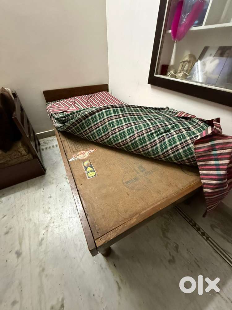 Wooden Single bed, very good condition