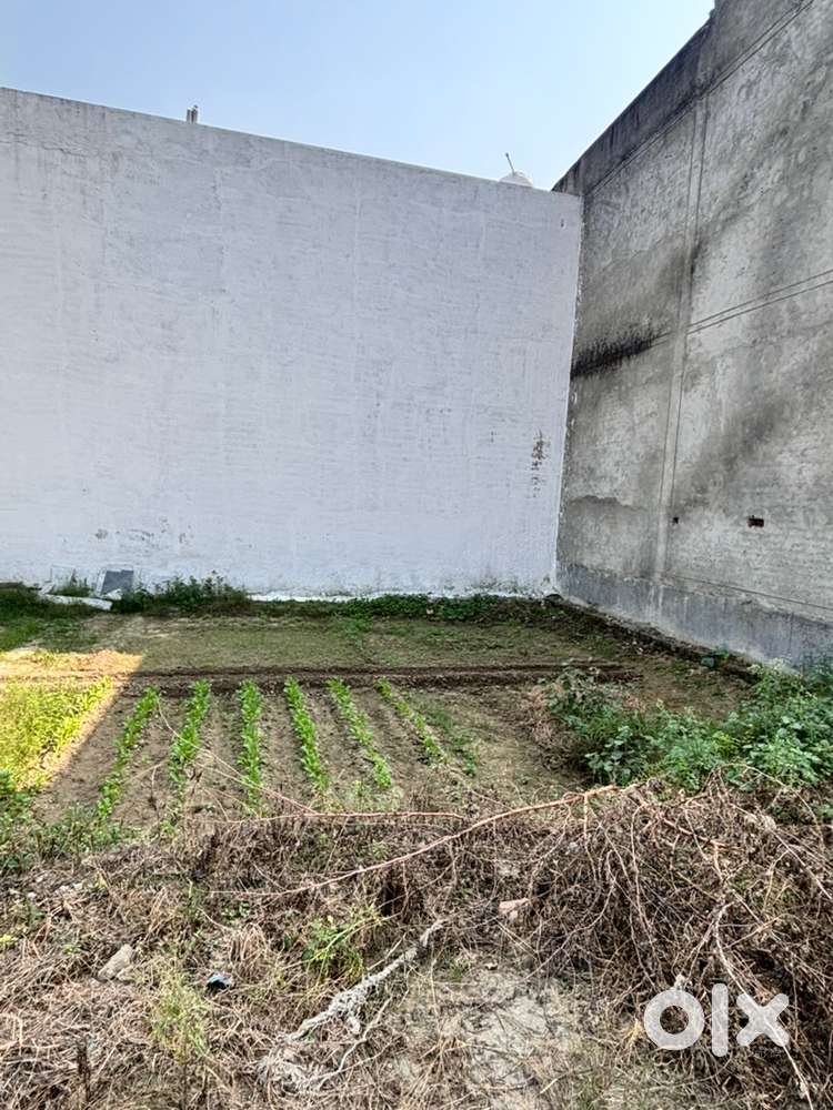 2 way plot for sale near modipuram metro station