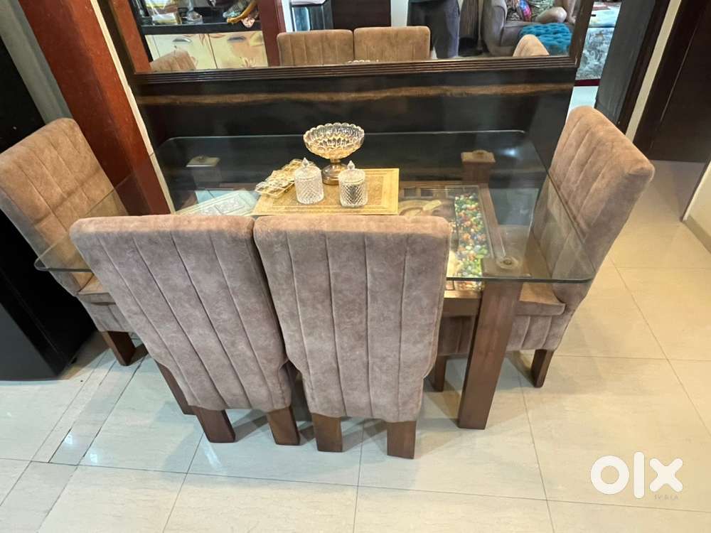 Well conditioned 5 seater Sofa centre table dining puffy Maharaja chai