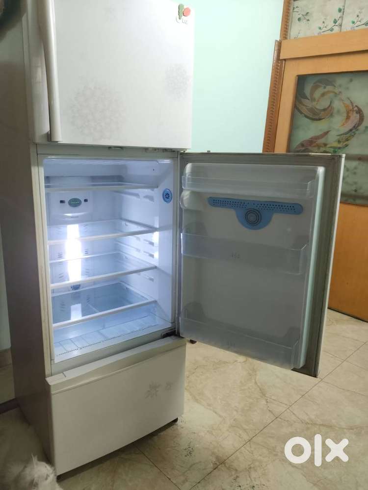 LG FRIDGE 377 LITRE  2012 MODEL GOOD FOR 6 PLUS MEMBER MINT CONDITION.