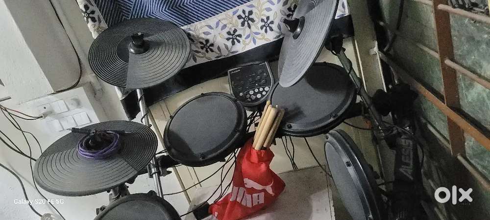 Electronic drum set