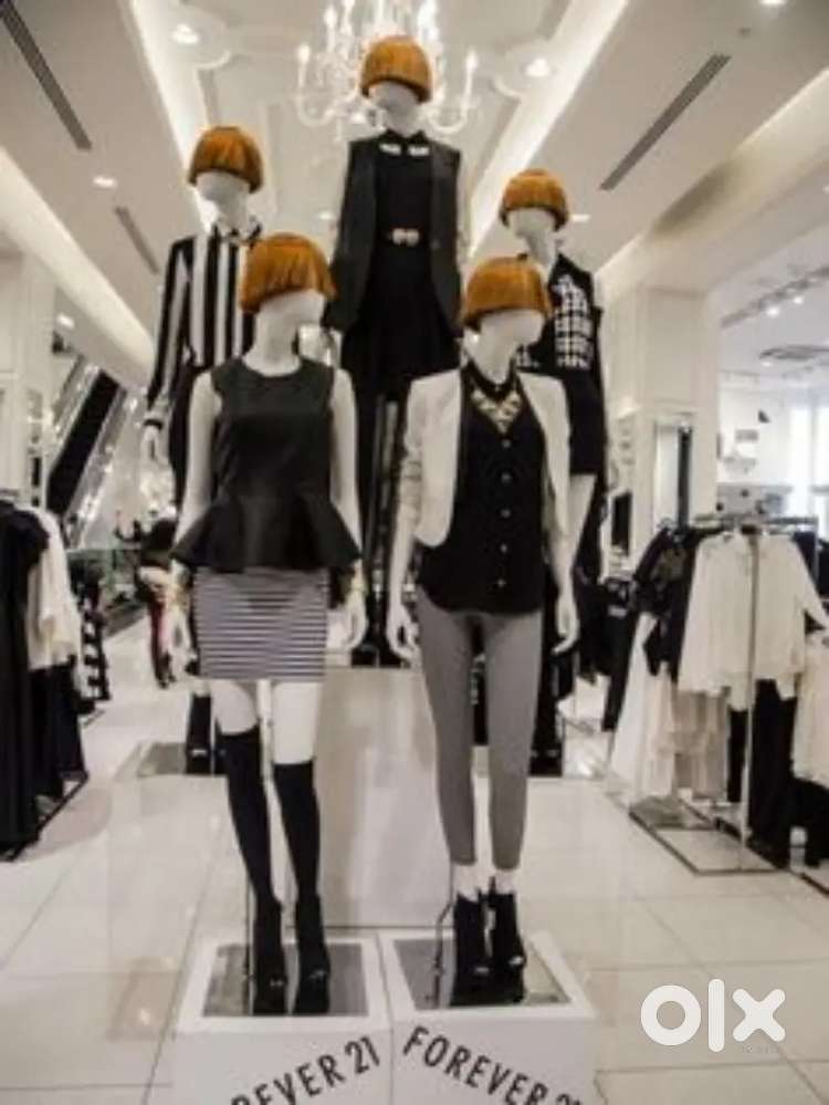 Fashion assistant in retail store age between 18 to 25