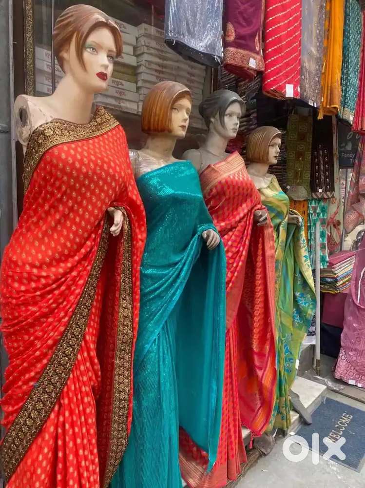 साड़ी शोरूम में काम करने के लिए संपर्क करें.