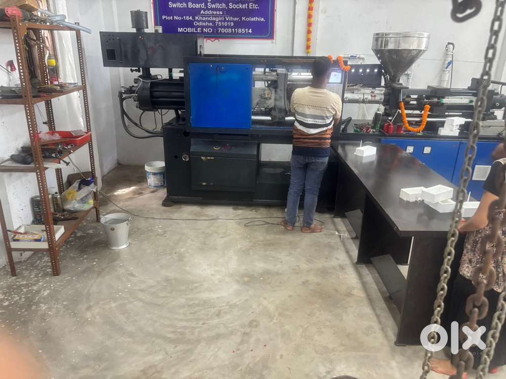 Injection molding machine operator