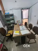 Large steel office table + glass top +3 cushion chair +1 roaming chair