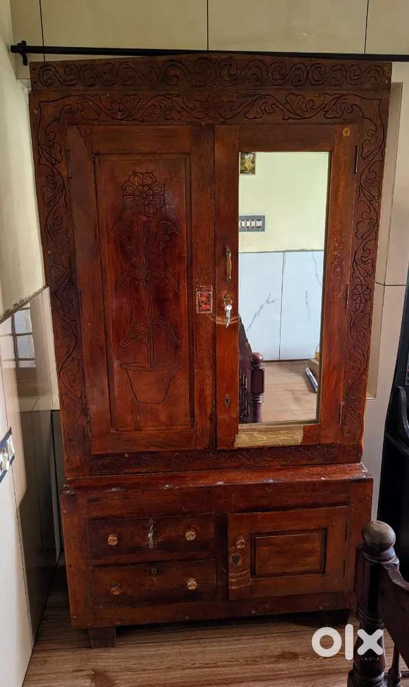 WOODEN ALMIRAH FOR SALE