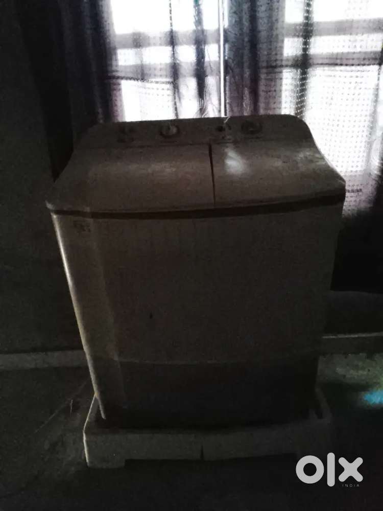 LG white colour washing machine