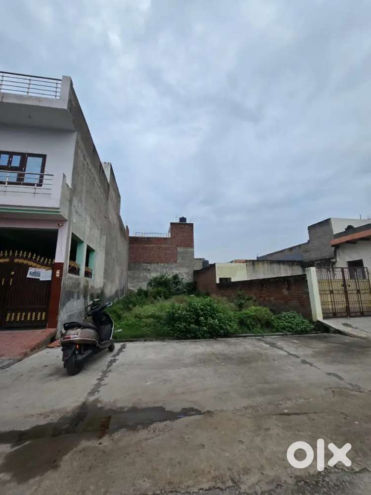 कारगिल पेट्रोल पंप के पास 202 गज का प्लॉट है 30 फुट के रोड पर।