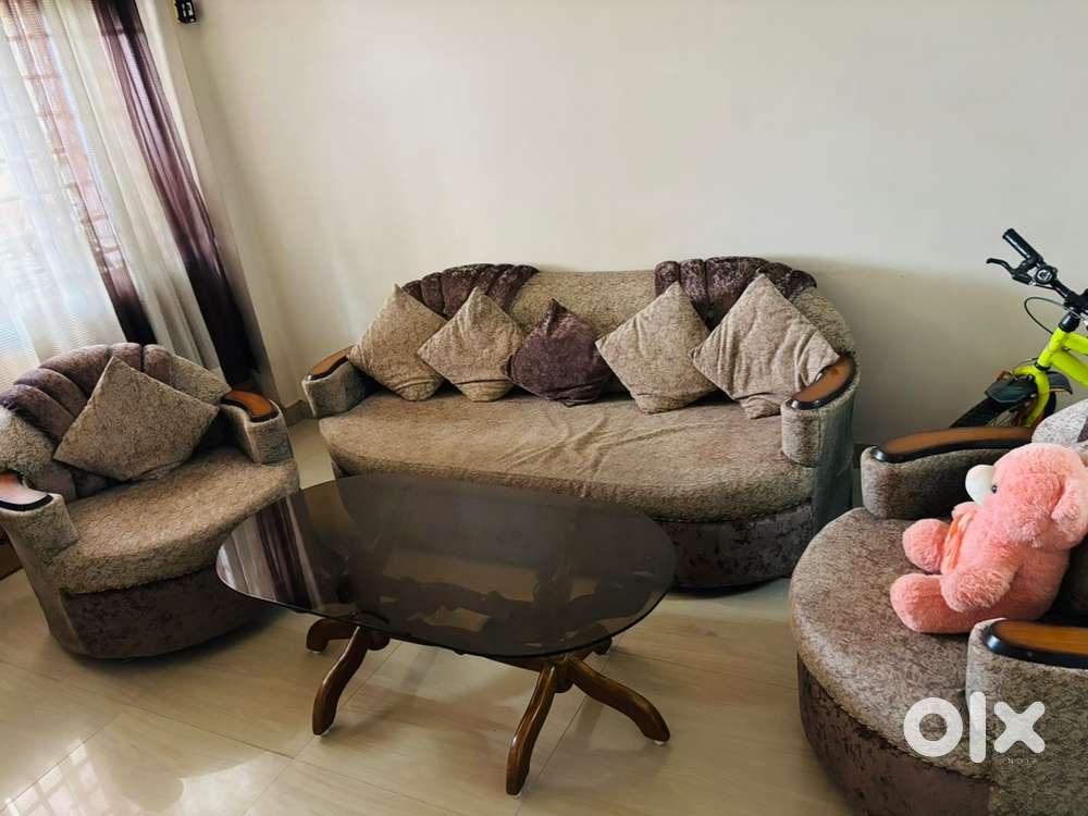 Fresh and well maintained sofa set with centre table