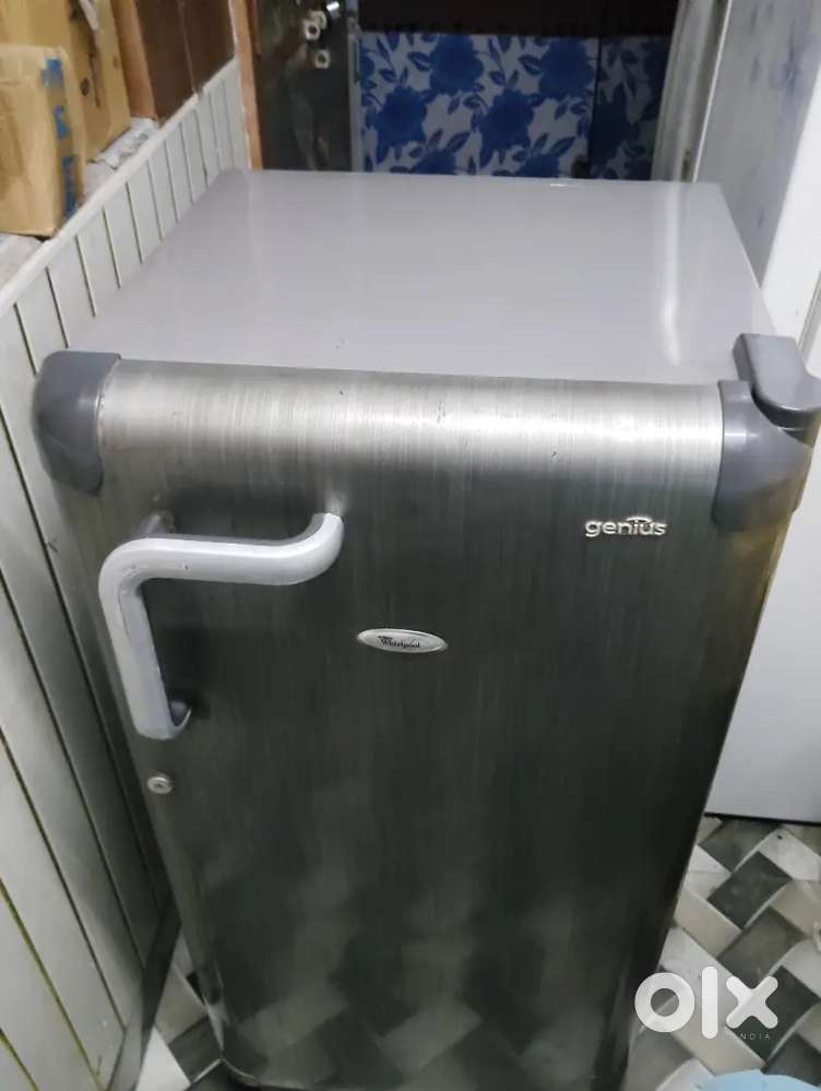 180 L Whirlpool fridge with bottom rack stand