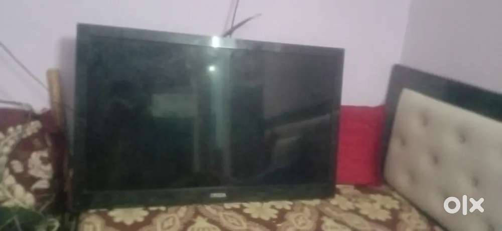 TV is Onida company and it is manual 40 inches TV