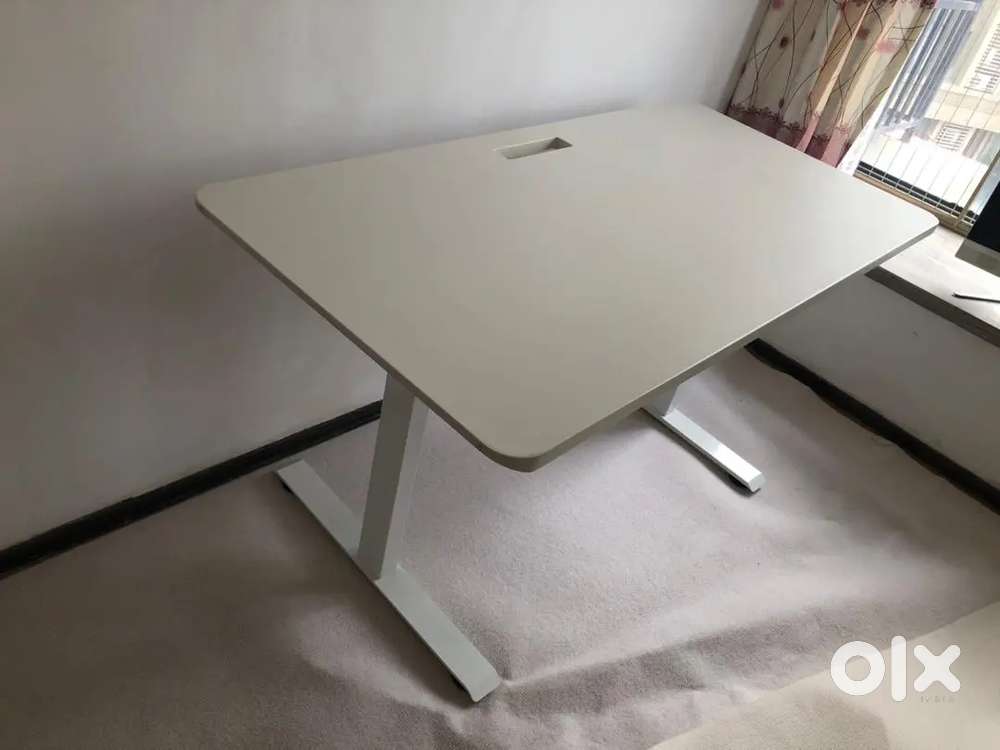 Automatic height adjustable computer table