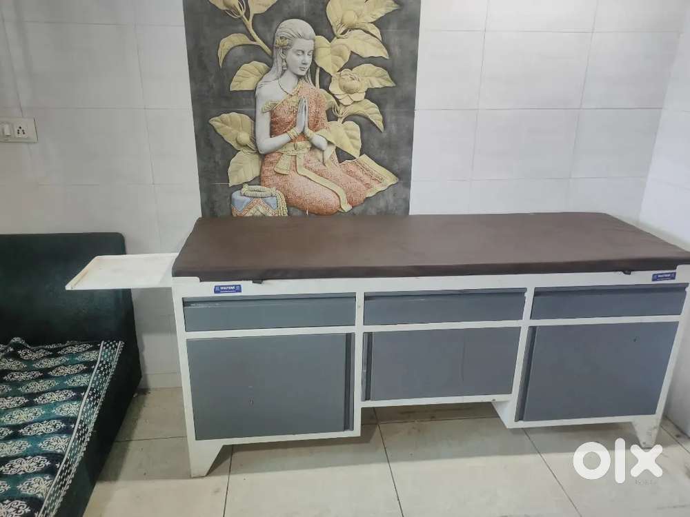 Examination table for clinics