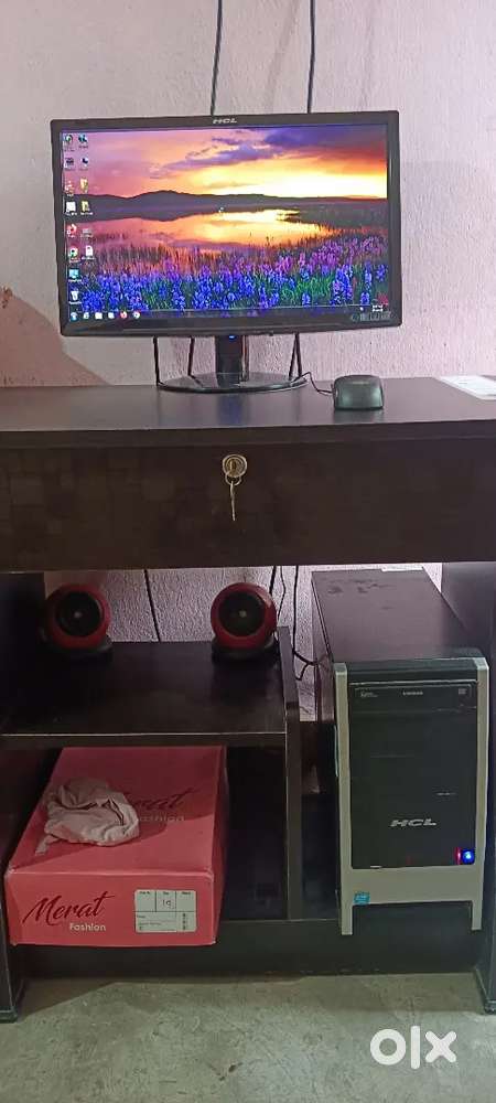 कल कंप्यूटर टेबल के साथ