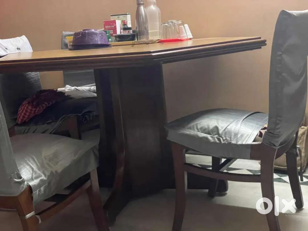 Wooden dining table with 6 pieces chair