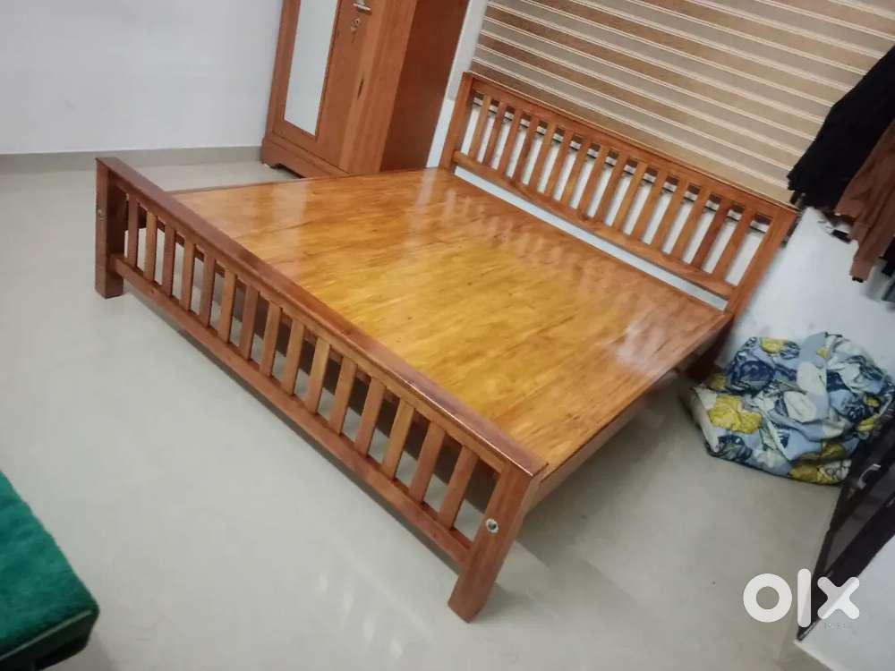 New mahagony cots with mattress available at reasonable price.