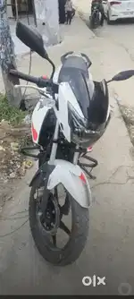 Apache RTR 160 new hai bilkul dual disc  hai 23 Last h 10 month ki