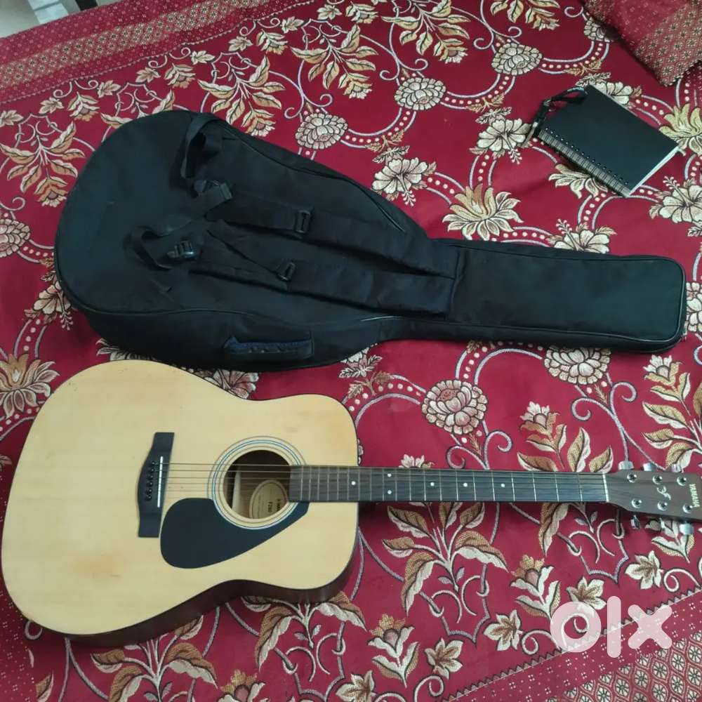 F280 acoustic yaymaha with solid bag