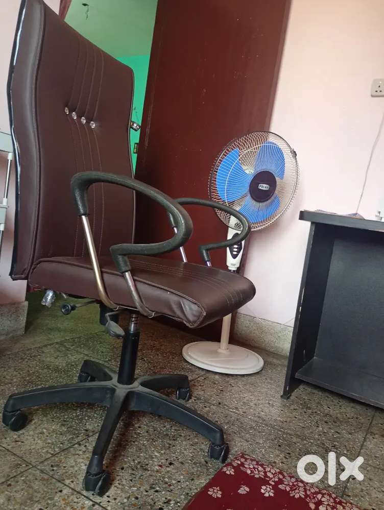 Office charir comfortable use and exillent condition