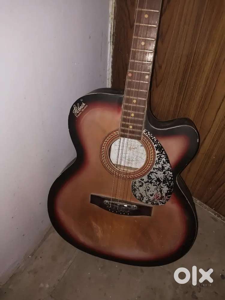 Second hand guitarm.