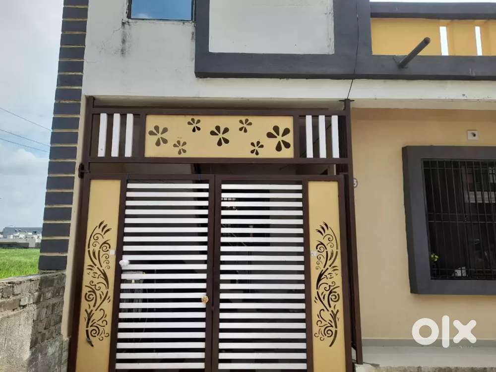 Case money deals road side corner house atodra main chowkdi here