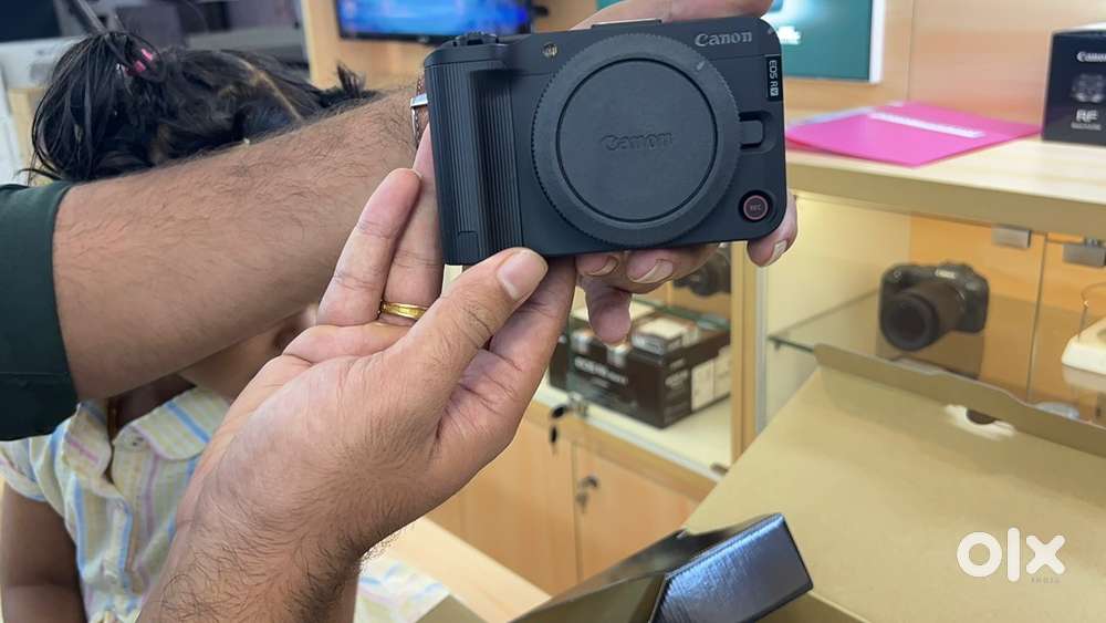 Canon R50 V