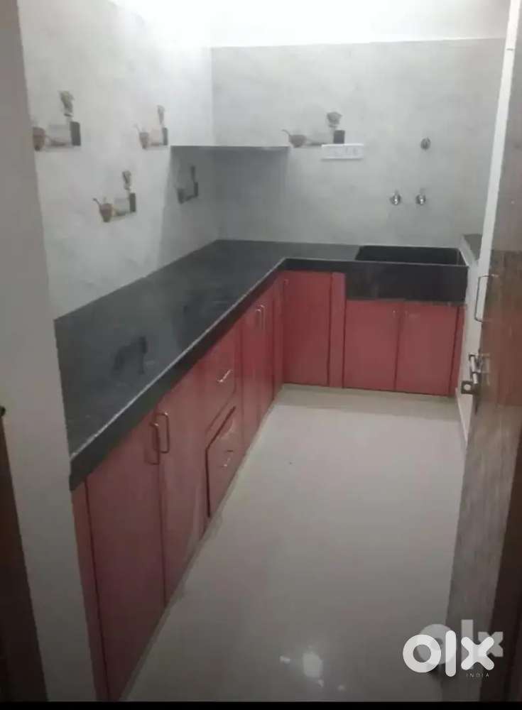 Ground floor 2bhk big rooms available for families vegetarian