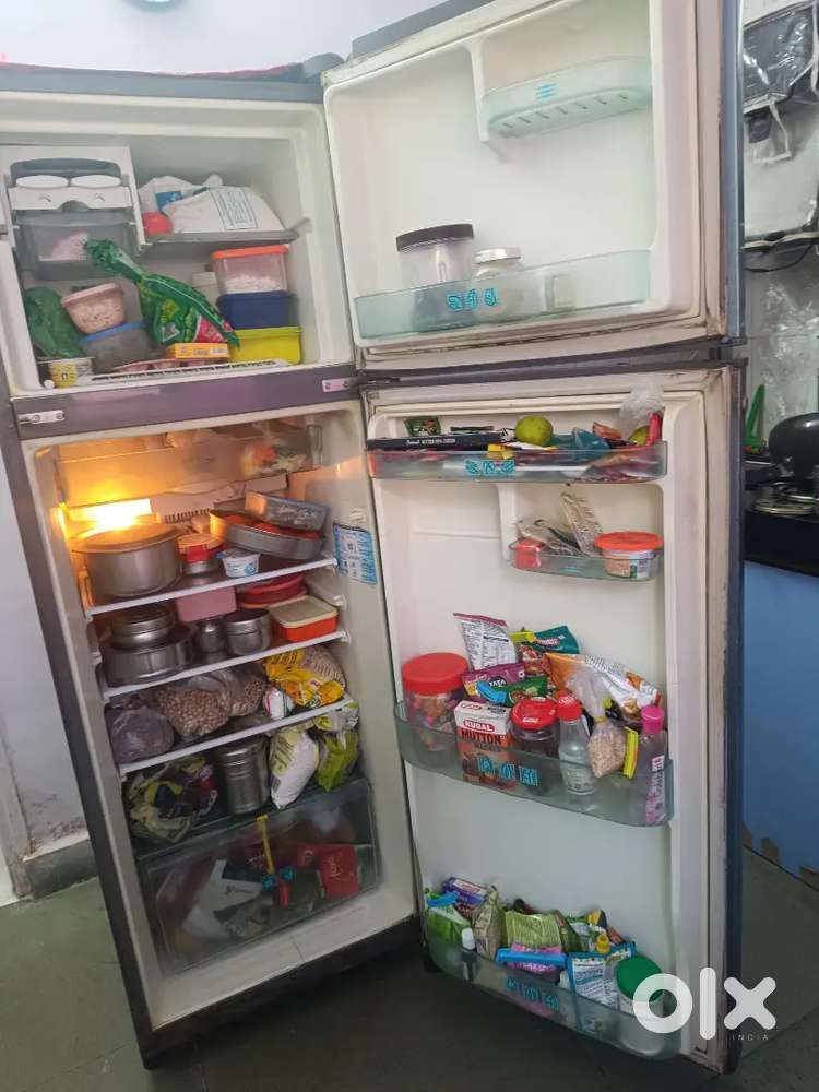 Double door refrigerator