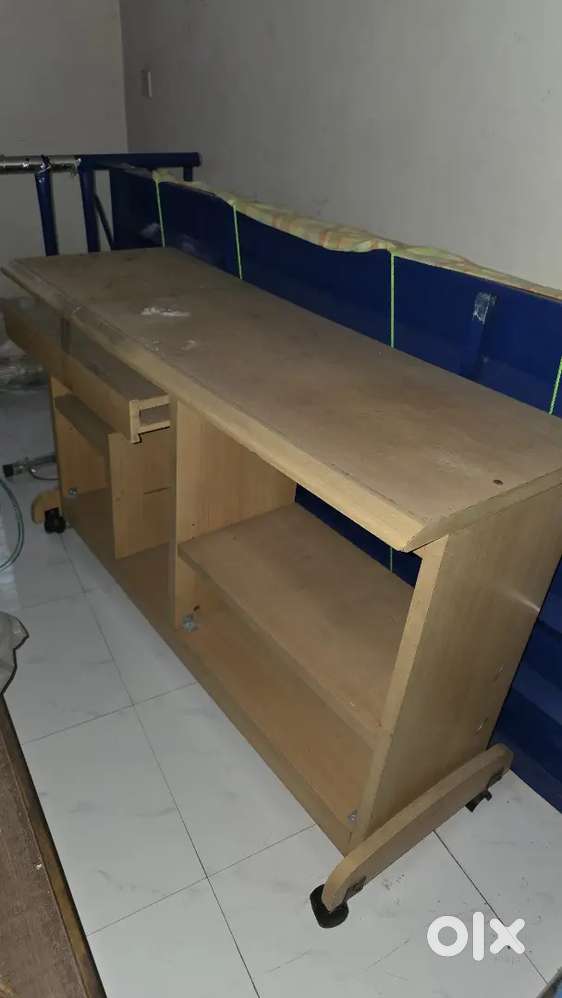 Sturdy Computer Table with Drawer & Wheels – Good Condition