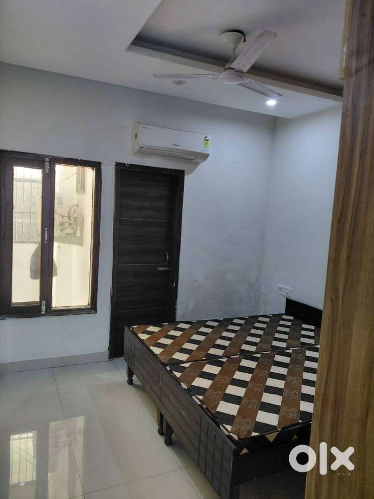2 bhk mannat square 100 gaj 1st floor 18000