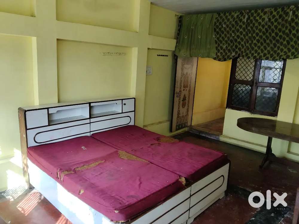 House  floor available for rent