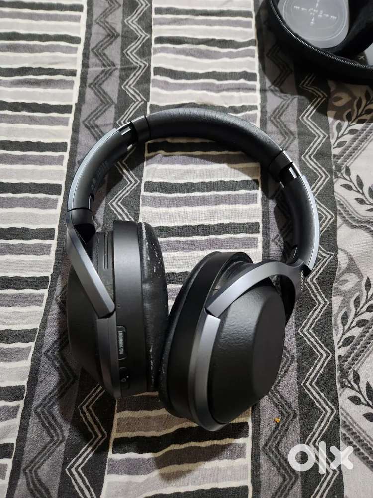 Sony WH-1000XM2 Noise Canceling Headphones – Good Condition
